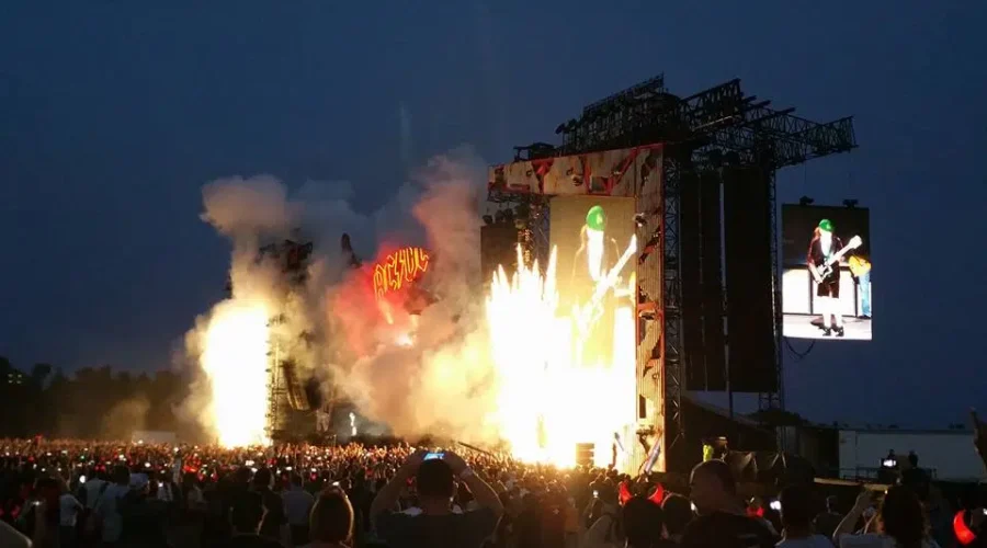 Aussie Rockers Leave Moncton “Thunderstruck” After High Energy Performance