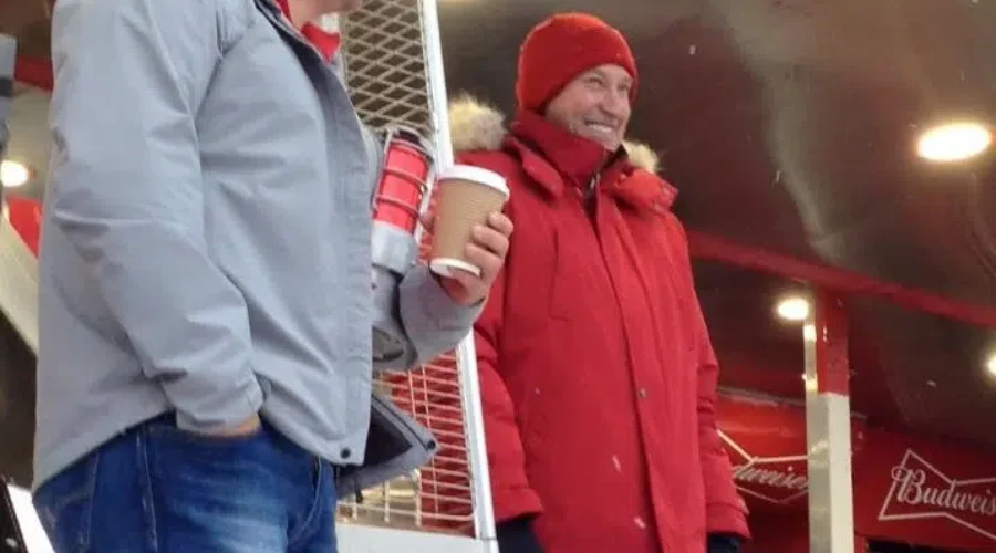 Plaster Rock: “The Great One” Visits World Pond Hockey Championships