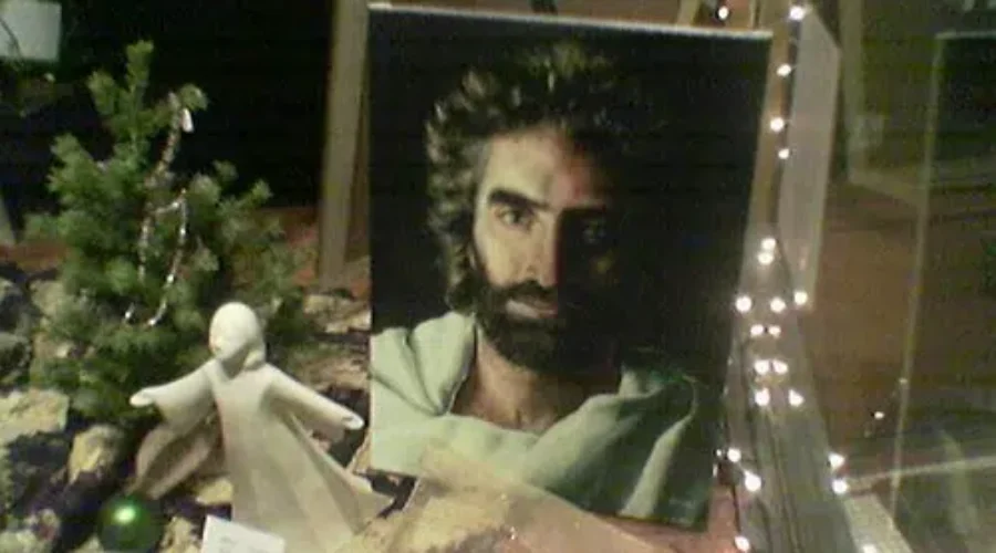 Kenny Loggins’ Holiday Twist on Danger(Manger) Zone!