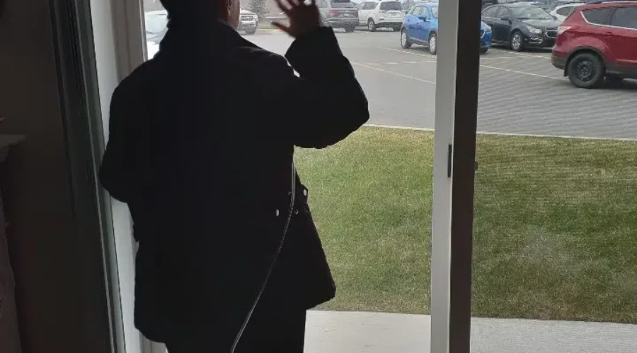 Lifelong Friends Show Up With Christmas Surprise For City Woman