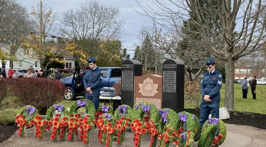 Hundreds Mark Remembrance Day In Sunny Brae