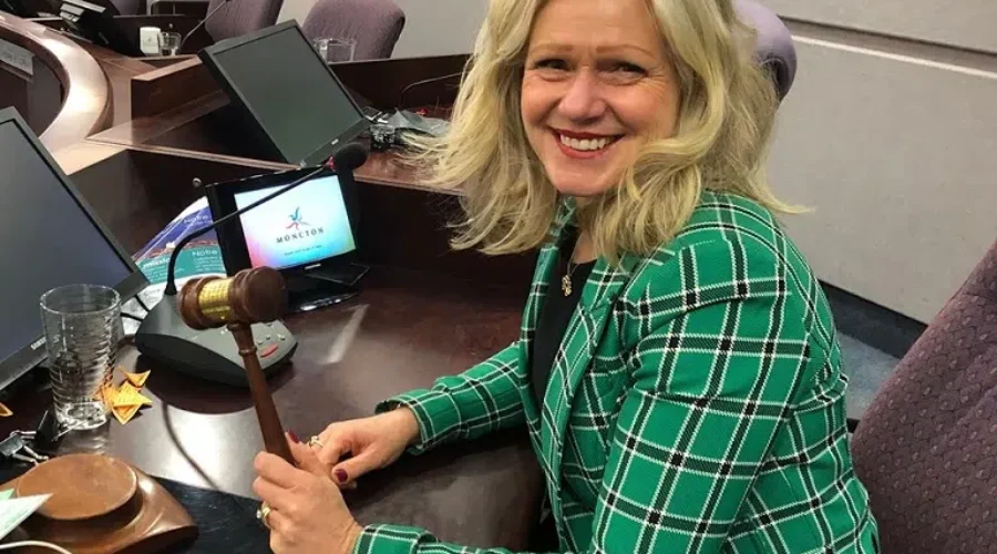 Dawn Arnold to serve as independent senator