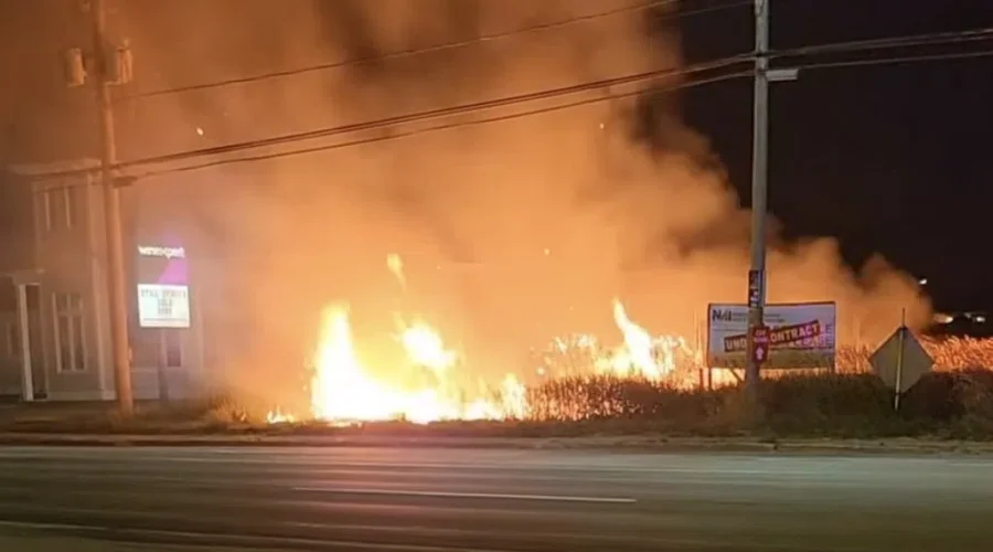 Grass fire closes Mountain Road