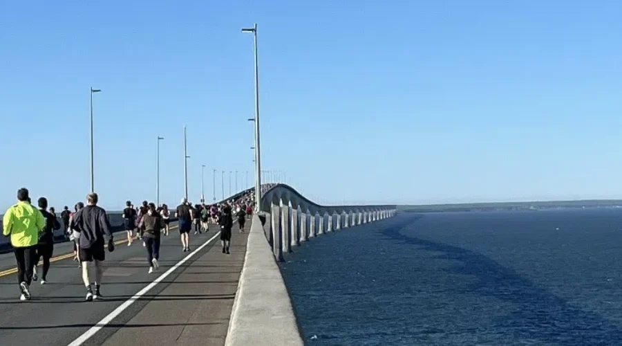 Over 10,000 cross Confederation Bridge for Terry Fox