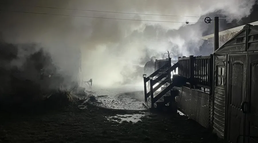 Family escapes safely during garage fire